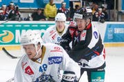 Larri Leeger, rechts, wird bis Ende Saison nicht mehr gegen, sondern für den EVZ spielen. (Bild: Marc Schumacher/freshfocus)