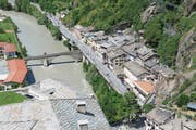 Blick von der Festung Bard auf die gleichnamige Ortschaft am Fluss Dora Baltea. (Bild: Esther Wyss)
