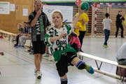 Ein Mädchen holt zum Wurf aus. (Bild: PD)