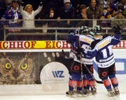 Fans und Spieler jubeln nach einem Zuger Tor. (Bild Keystone)