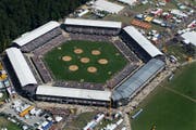 Für das Eidgenössische wird jeweils die weltgrösste temporäre Arena mit über 50'000 Plätzen aufgestellt. (Bild: Keystone/Archiv)