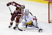 Zugs Jarkko Immonen jubelt im Achtelfinalspiel gegen Olten nach seinem Tor. (Bild: Marcel Bieri / Keystone)
