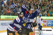 Tim Ramholt (rechts) bejubelt mit Robbie Earl sein Tor zum 1:0. Mit seinen zwei Toren avancierte er in seinem 500. NLA-Spiel zum Mann des Abends. (Bild: EQ/Marc Schumacher)
