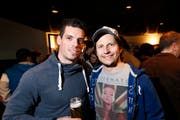 Sven Lindemann (rechts) beim Saisonabschlussfest des EV Zug, zusammen mit Patrick Fischer, wechselt zu den SCL Tigers. (Bild: Stefan Kaiser / Neue ZZ)