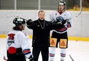 Leitete am Donnerstag das Training: EVZ-Assistenztrainer Waltteri Immonen. (Bild: Corinne Glanzmann)