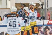 Beleben das Zuger Spiel: Viktor Stalberg (rechts) und Garrett Roe (Mitte) mit Lino Martschini. (Bild: Andy Mueller/Freshfocus (Davos, 8. September 2017))