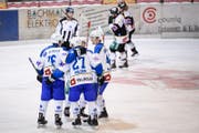 Die Zuger jubeln waehrend dem 1/16-Finalspiel im Swiss Ice Hockey Cup zwischen dem EHC Wiki-Muensigen und EV Zug, am Mittwoch. (Bild: KEYSTONE/Manuel Lopez)