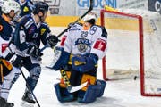 EVZ-Torhüter Sandro Aeschlimann ist geschlagen. (Bild: Michaela Locatelli / Freshfocus (Ambri, 5. März 2018))