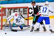 Stoppte die Fribourger mehrfach: EVZ-Goalie Tobias Stephan.Bild: Lukas Lehmann/Keystone (Fribourg, 22. November 2016)