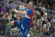 HCK-Topskorer Adrian Blättler setzt zum Wurf an. (Bild: Pius Amrein (Kriens, 28. März 2018))