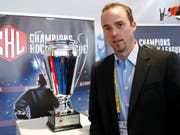 Patrick Lengwiler, hier neben dem Pokal der Champions Hockey League, plant, den EV Zug breiter aufzustellen (Bild: KEYSTONE/SALVATORE DI NOLFI)
