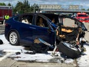 Im März verunfallte der Fahrer dieses Tesla im kalifornischen Mountain View. Dabei war der "Autopilot" eingeschaltet. Der Lenker wurde beim Crash tödlich verletzt. (Bild: Keystone/AP KTVU/)