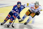 Zugs Fabian Schnyder (rechts) eilt Zürichs Denis Malgin hinterher. (Bild: Keystone / Walter Bieri)