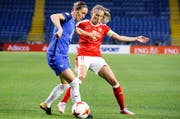 Lara Dickenmann (rechts) ist zum siebten Mal Fussballerin des Jahres. (Bild: Salvatore di Nolfi/EPA)
