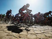 Kopfsteinpflaster im Norden Frankreichs: das Feld auf dem Weg Richtung Roubaix. (Bild: Yoan Valat/Keystone (Roubaix, 5. April 2017))