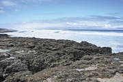 Vom Meer geschliffene Gesteinsformen an Oahus Nordküste. (Bild: Andreas Fässler)