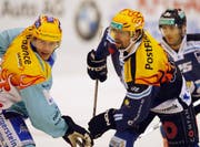 Stacy Roest von den Lakers, links, und Josh Holden vom EV Zug im Zweikampf. (Bild Keystone)