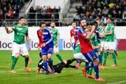 Jubelnde Basler, tiefbetrübte St:Galler am 8. April 2015, in der AFG Arena: Mario Mutsch vom FC St.Gallen lenkt den Ball ins eigene Tor. (Bild: KEYSTONE)