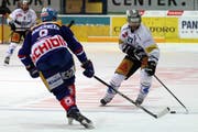 Zug-Stürmer Josh Holden (rechts, hier am Samstag gegen Klotens Jim Vandermeer) muss mit einer längeren Sperre rechnen. (Bild: Freshfocus / Patrick Staub)