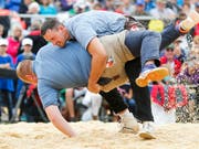 Kilian Wenger (oben) ist erstarkt. Hier bodigt er im 3. Gang Bruno Graber (Bild: KEYSTONE/PETER KLAUNZER)
