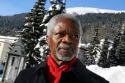 Eilt in Davos bei strahlender Sonne von einem Termin zum andern: Ex-UNO-Generalsekretär Kofi Annan. (Bild André Häfliger/Neue LZ)