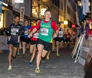 Der Huttwiler Yves Florent Cornillie (vorne), hier beim Stadtlauf 2017, zählt im U20-Nachwuchs-Eliterennen zum engeren Favoritenkreis.Bild: «Luzerner Zeitung»/Philipp Schmidli