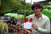 Am Tag nach seiner Wahl gab es den neuen Mister Schweiz Jan Bühlmann viele rührende Reaktionen der Fans: Rosen etwa oder eine Kinderzeichnung. (Bild André Häfliger/Neue LZ)