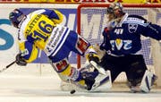 EVZ-Torhüter Lars Weibel hält den Penalty von Florian Blatter. (Bild Keystone).