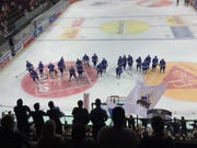 Die EVZ-Spieler bedanken sich nach dem Spiel bei den Fans für die Unterstützung. (Bild: René Meier)