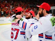 Schoss die SC Rapperswil-Jona Lakers zurück in die National League A: Jan Mosimann (Mitte) (Bild: KEYSTONE/GIAN EHRENZELLER)