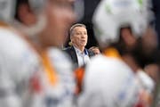 EVZ-Trainer Harold Kreis ist mit der bisherigen Saison zufrieden: «Wir stellen ein Team, das für die Konkurrenz wirklich hart zu bespielen ist.» Bild: Urs Flüeler/Keystone (Zürich, 18. Oktober 2016)