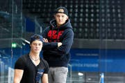 Dominik Volejnicek (links) und Livio Stadler auf der Spielerbank in der Bossard-Arena. (Bild Stefan Kaiser)