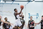 Im Spiel im Oktober letzten Jahres steigt der Luzerner Topscorer Richard Carter hoch und lässt die staunende Abwehr des BBC Monthey stehen. Ihn kann der SCB wohl kaum halten. (Bild: Pius Amrein / Neue LZ)