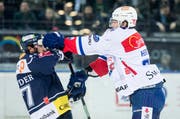 Ein Spiel mit hitzigen Momenten: Zugs Fabian Schnyder (links) gegen Fabrice Herzog von den ZSC Lions. (Bild: Keystone)