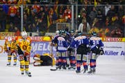 Die Langnauer sind geschlagen, während die Zuger den dritten Treffer von Corsin Camichel bejubeln. (Bild Stefan Kaiser/Neue ZZ)