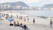Copacabana, der bekannteste Strand Rio de Janeiros, ist dank Olympia aufgeräumter geworden. Noch immer umgibt ihn ein Mythos von unbeschwertem Leben, von Sonne, Sand und Meer. (Bild: Angela Allemann)