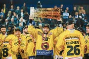 Der Berner Martin Plüss stemmt den Meisterpokal in die Höhe. (Bild: Marc Schumacher/Freshfocus (Zug, 17. April 2017))
