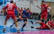 Fabio Baviera (Mitte) vom HC Kriens-Luzern führt einen Angriff aus im Cup-Spiel gegen den BSV Bern Muri in der Maihofhalle. (Bild: pd)