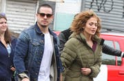 Jennifer Lozep Hand in Hand mit Casper Smart (Bild: Splashnews)
