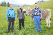 Von links: Präsident Fidel Kenel, Siegespreis-Spender Fridolin Jeggli, Rind Victoria und Eigentümer Oswald Schnüriger. (Bild: PD)