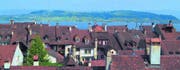Der Blick von der begehbaren Ringmauer über die Dächer von Murtens Altstadt bis zum See. (Bild: Arthur Vogel)