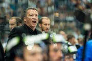 EVZ-Trainer Harold Kreis in Aktion. (Bild: Keystone / Urs Flüeler)
