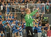 Jubel in der Krauerhalle: Der HCK mit Torhüter Paul Bar (in Grün) schliesst die Saison auf Rang 3 ab. (Bild: Dominik Wunderli (23. April 2017))