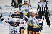 Vier Tore in den letzten vier Spielen: David McIntyre (Zweiter von rechts). (Bild: .Bild: Michela Locatelli/Freshfocus (Lugano, 24. November 2017))