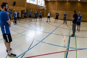 Ansprache vor den versammelten Spielern. (Bild Benedikt Anderes)