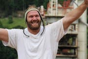 Benji von Ah jubelt am Urner Kantonal-Schwingfest (Bild: Paul Gwerder (Flüelen, 31. Mai 2015))