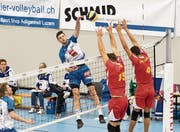 Setzt hier seine ganze Körpergrösse gegen den Genfer Block mit Antonio Dos Santos (rechts) und Rui Botas Dos Santos ein: der 205 Zentimeter grosse Strahinja Brzakovic. (Bild: Roger Grütter (Luzern, 16. Dezember 2017)