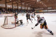 Wie schon am 27. September 2016, gastiert der EV Zug beim EHC Wiki-Münsingen. Zug gewann damals 10:1. (Bild: Marcel Bieri / Keystone)