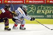 Zugs Brunner (r.) enteilt dem Genfer Vukovic. (Bild EQ)