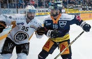 EVZ-Verteidiger Dominik Schlumpf (rechts gegen Luganos Thomas Wellinger): «Wir müssen einfach spielen.» (Bild: Freshfocus (Zug, 9. September 2017))